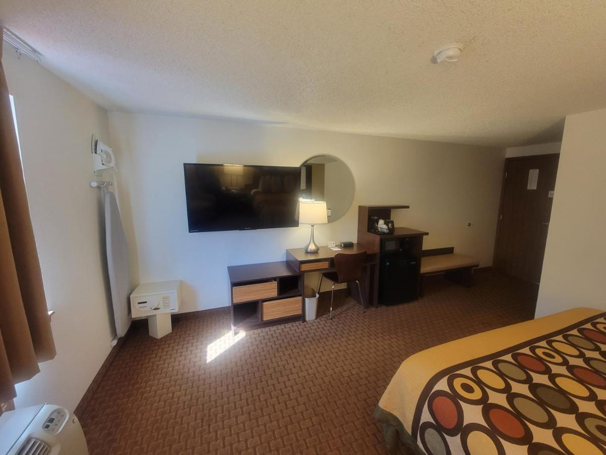 Super 8 By Wyndham Cody Hotel Ngoại thất bức ảnh