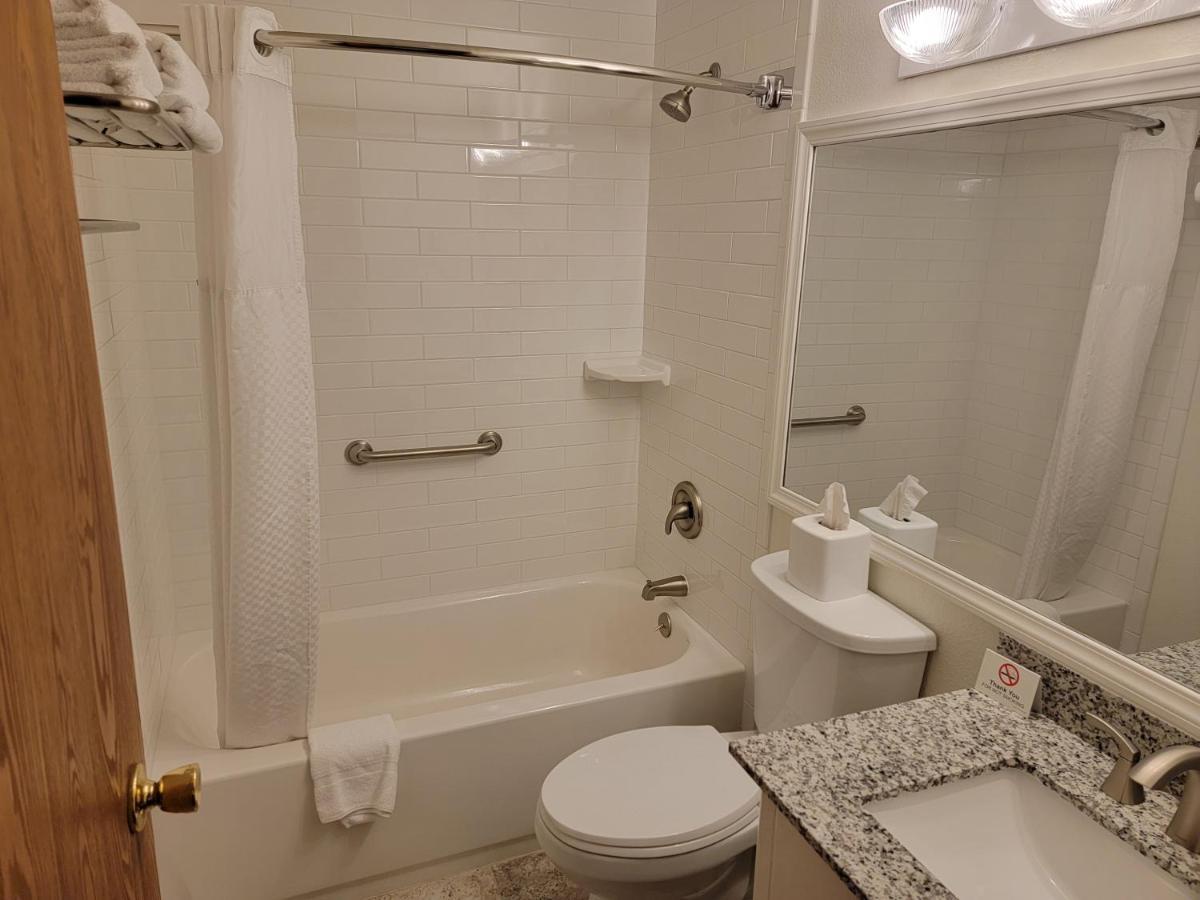 Super 8 By Wyndham Cody Hotel Ngoại thất bức ảnh