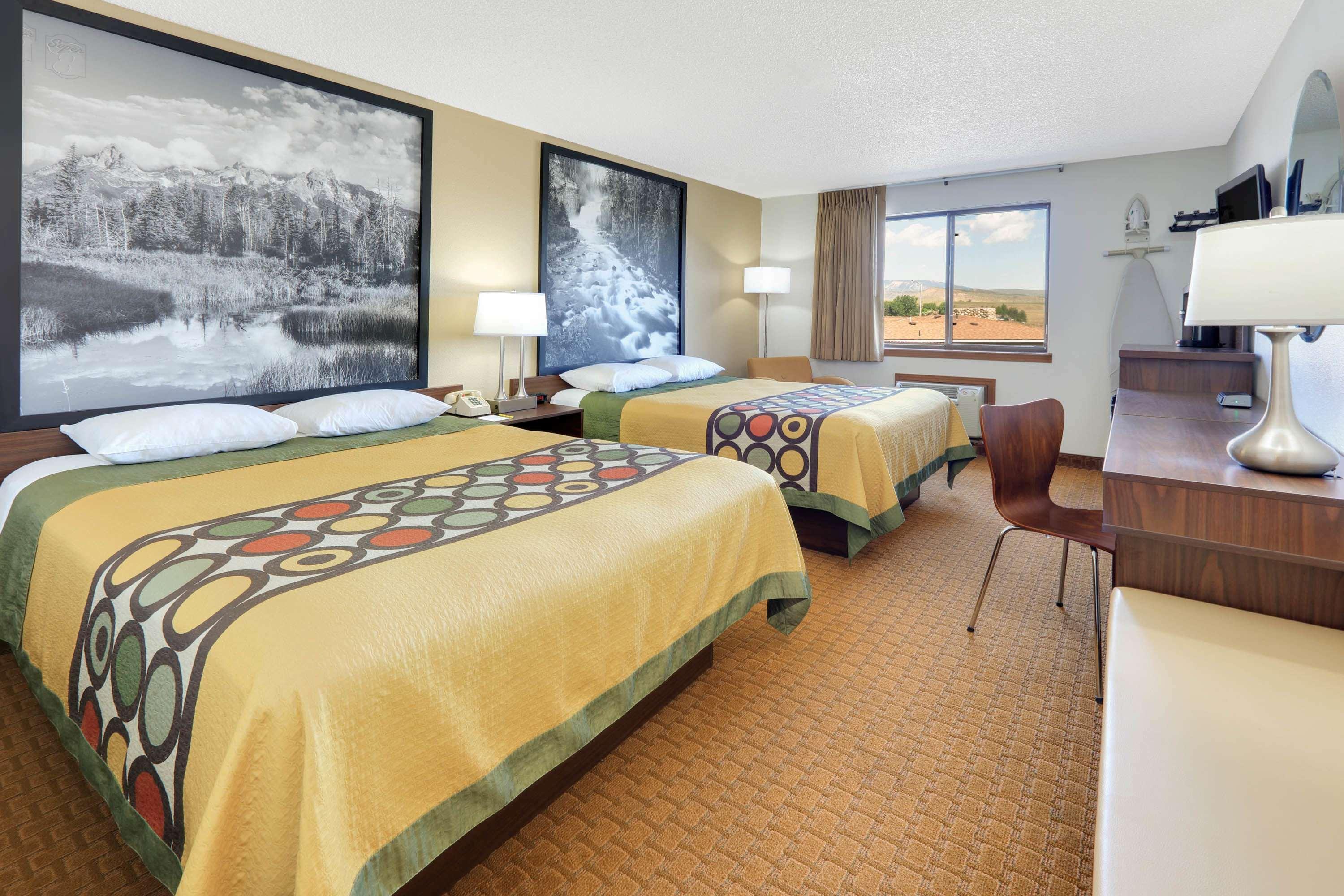 Super 8 By Wyndham Cody Hotel Ngoại thất bức ảnh